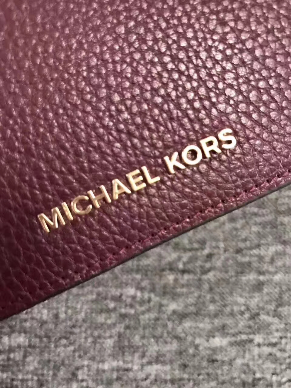 MK钱包批发 迈克科尔斯杨幂同款荔枝纹牛皮Mercer短款钱夹 紫红色